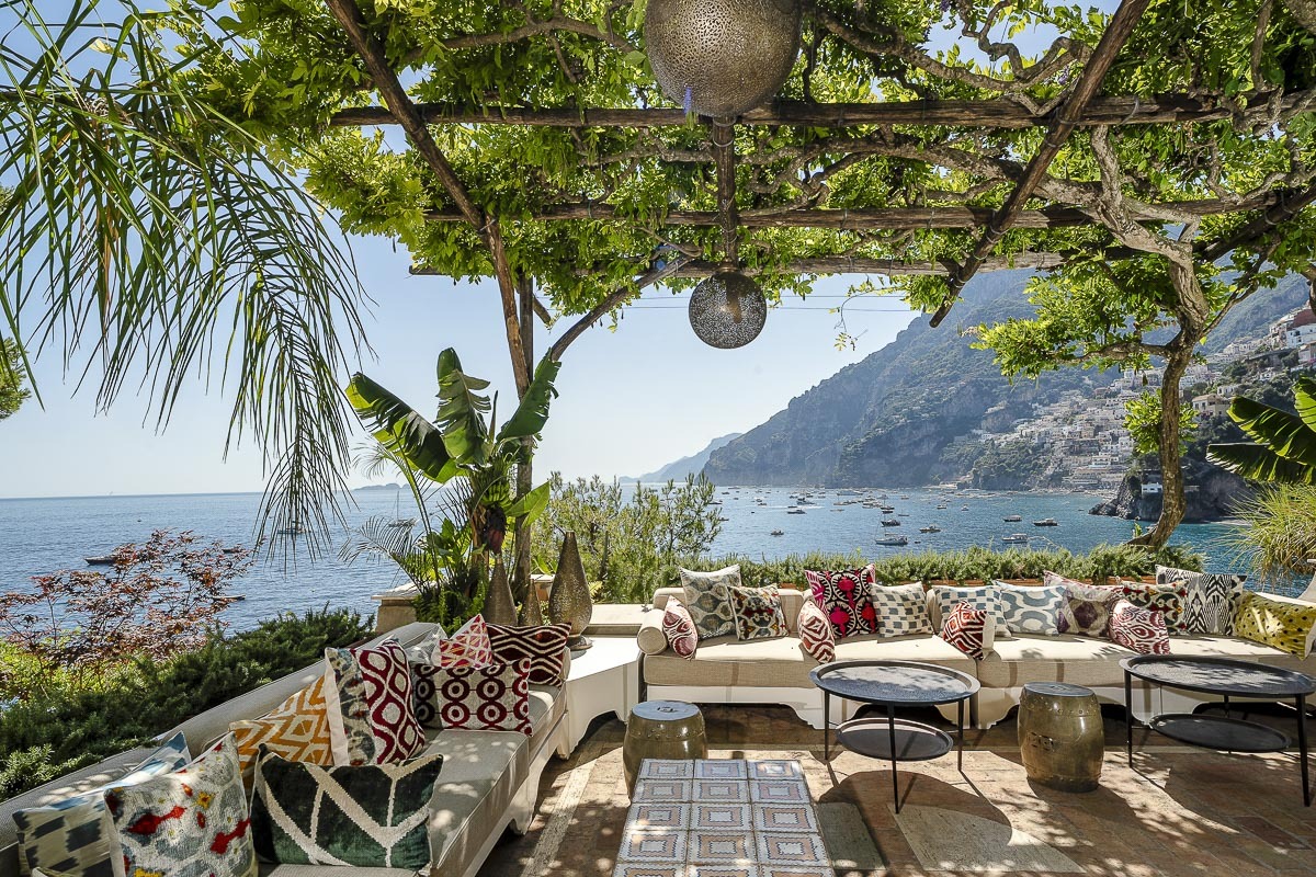 Mesa e acolhimento à italiana, à beira do mar